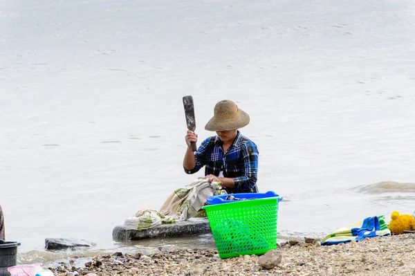 Irrawaddy Nehri, Myanmar - 26 Ağustos 2016: Kimliği belirsiz Birmanyalı kız, Myanmar'ın Irrawaddy Nehri'ndeki giysilerini temizliyor. Bu en büyük rive ve en önemli ticari su yolu