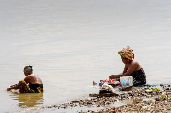 Irrawaddy Nehri, Myanmar - 26 Ağustos 2016: Irrawaddy Nehri'nde tanımlanamayan Birmanya peope temiz giysiler, Myanmar. Bu en büyük rive ve en önemli ticari su yolu
