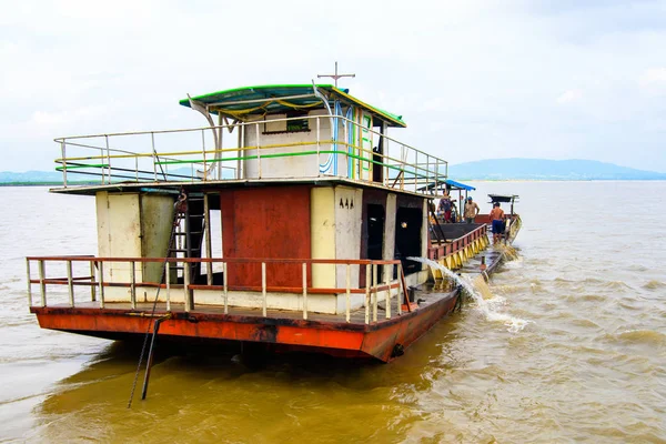 Irrawaddy Nehri, Myanmar - 26 Ağustos 2016: Irrawaddy Nehri üzerinde tekne, Myanmar. Bu en büyük rive ve en önemli ticari su yolu