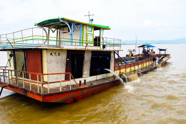 Irrawaddy Nehri, Myanmar - 26 Ağustos 2016: Irrawaddy Nehri üzerinde tekne, Myanmar. Bu en büyük rive ve en önemli ticari su yolu