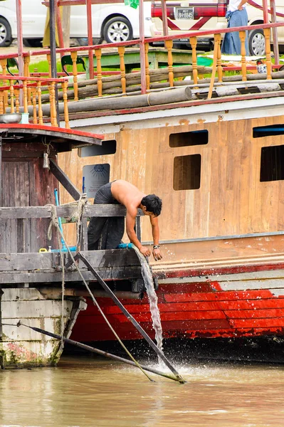 Irrawaddy Nehri, Myanmar - 26 Ağustos 2016: Irrawaddy Nehri üzerinde ahşap bir teknede tanımlanamayan Birmanyalı adam, Myanmar. Bu en büyük rive ve en önemli ticari su yolu