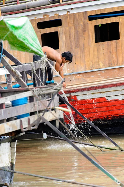 Mandalay, Myanmar - 26 Ağustos 2016: Ahşap bir teknede tanımlanamayan Birmanyalı çocuk. Myanma halkının yüzde 68'i Bamar etnik grubuna mensandı
