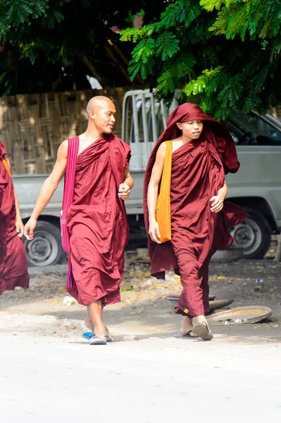 Mandalay, Myanmar - 26 Ağustos 2016: Tanımlanamayan Birmanyalı Budist rahipler sokakta yürüyor. Myanma halkının yüzde 68'i Bamar etnik grubuna mensandı
