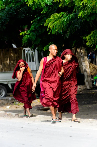 Mandalay, Myanmar - 26 Ağustos 2016: Tanımlanamayan Birmanyalı Budist rahipler sokakta yürüyor. Myanma halkının yüzde 68'i Bamar etnik grubuna mensandı
