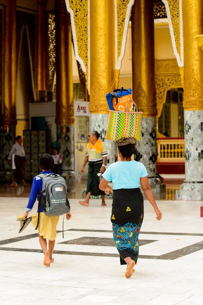 Mandalay, Myanmar - 26 Ağustos 2016: Mahamuni Buddha Tapınağı, Bir Budist pagoda ve büyük hac sitesi, Mandalay, Myanmar 'ın güneybatısında (Burma))