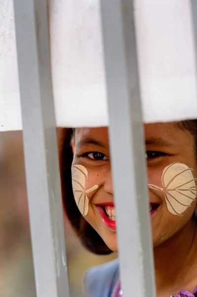 Mandalay Birma Sierpnia 2016 Niezidentyfikowana Birmańska Dziewczyna Malowanymi Policzkami Osób — Zdjęcie stockowe