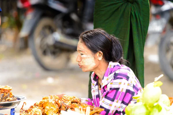 Monywa, Myanmar - 27 Ağustos 2016: Yüzü ağrımış birmanyalı kadın. Myanma halkının yüzde 68'i Bamar etnik grubuna mensandı