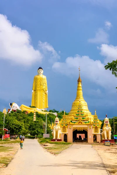 Monywa, Myanmar - 27 Ağustos 2016: Maha Bodhi Ta Htaung, ünlü Budist bölge ve manastır, Monywa Township, Sagaing Area, Myanmar (Burma))