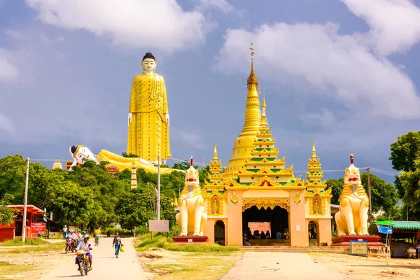 Monywa, Myanmar - 27 Ağustos 2016: Maha Bodhi Ta Htaung, ünlü Budist bölge ve manastır, Monywa Township, Sagaing Area, Myanmar (Burma))