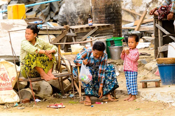 Monywa, Myanmar - 27 Ağustos 2016: Sokakta tanımlanamayan Birmanyalılar. Myanma halkının yüzde 68'i Bamar etnik grubuna mensandı