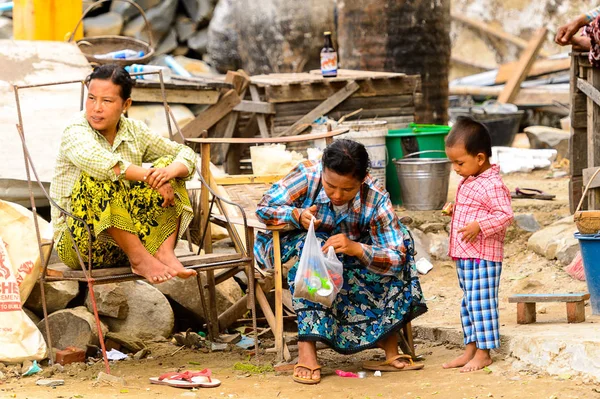 Monywa, Myanmar - 27 Ağustos 2016: Sokakta tanımlanamayan Birmanyalılar. Myanma halkının yüzde 68'i Bamar etnik grubuna mensandı