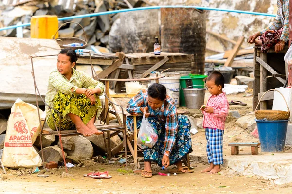 Monywa, Myanmar - 27 Ağustos 2016: Sokakta tanımlanamayan Birmanyalılar. Myanma halkının yüzde 68'i Bamar etnik grubuna mensandı