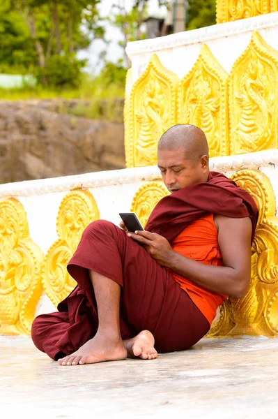 Monywa, Myanmar - 27 Ağustos 2016: Tapınakta tanımlanamayan Birmanyalı Budist keşiş. Myanma halkının yüzde 68'i Bamar etnik grubuna mensandı