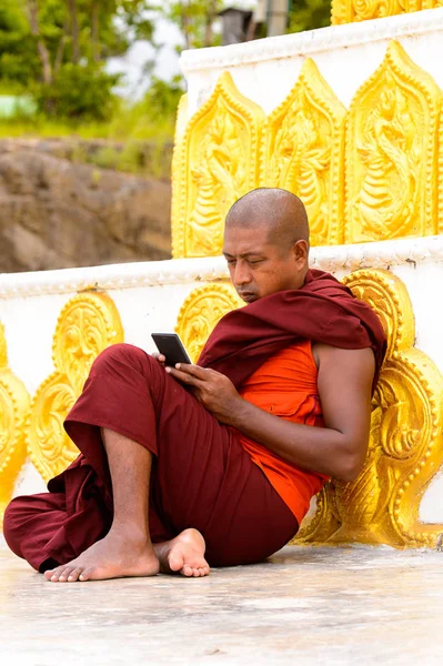 Monywa, Myanmar - 27 Ağustos 2016: Tapınakta tanımlanamayan Birmanyalı Budist keşiş. Myanma halkının yüzde 68'i Bamar etnik grubuna mensandı