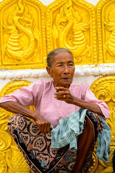 Monywa, Myanmar - 27 Ağustos 2016: Büyük bir sigara ile tanımlanamayan Birmanya kadın. Myanma halkının yüzde 68'i Bamar etnik grubuna mensandı