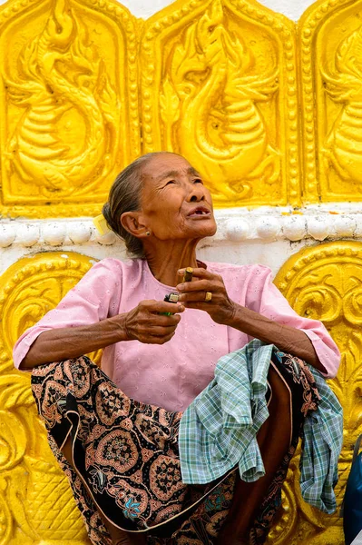 Monywa, Myanmar - 27 Ağustos 2016: Büyük bir sigara ile tanımlanamayan Birmanya kadın. Myanma halkının yüzde 68'i Bamar etnik grubuna mensandı