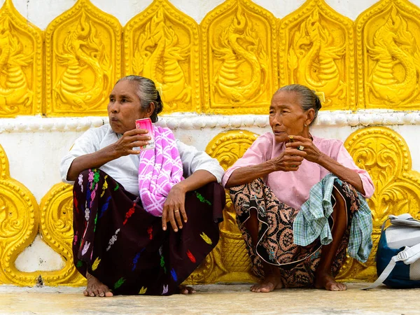 Monywa, Myanmar - 27 Ağustos 2016: Bir tapınağın yakınında kimliği belirsiz Birmanyalı bayanlar. Myanma halkının yüzde 68'i Bamar etnik grubuna mensandı