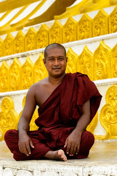 Monywa, Myanmar - 27 Ağustos 2016: Tanımlanamayan Birmanyalı Budist keşiş . Myanma halkının yüzde 68'i Bamar etnik grubuna mensandı