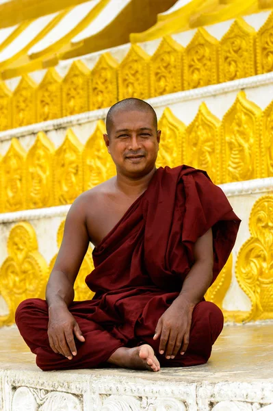 Monywa, Myanmar - 27 Ağustos 2016: Tanımlanamayan Birmanyalı Budist keşiş . Myanma halkının yüzde 68'i Bamar etnik grubuna mensandı
