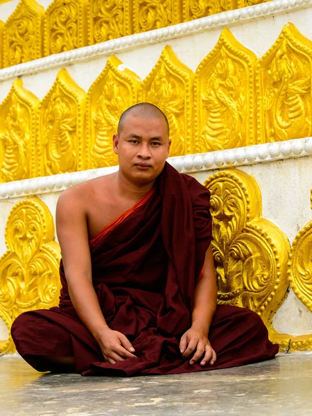 Monywa, Myanmar - 27 Ağustos 2016: Tanımlanamayan Birmanyalı Budist keşiş . Myanma halkının yüzde 68'i Bamar etnik grubuna mensandı
