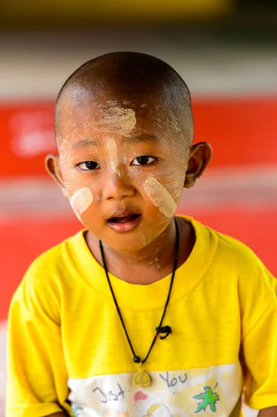 Monywa, Myanmar - 27 Ağustos 2016: Boyalı yüzlü kimliği belirsiz bir manyada çocuk. Myanma halkının yüzde 68'i Bamar etnik grubuna mensandı