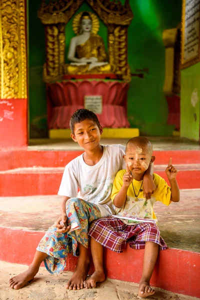 Monywa, Myanmar - 27 Ağustos 2016: Boyalı yüzlere sahip tanımlanamayan Birmanyalı çocuklar. Myanma halkının yüzde 68'i Bamar etnik grubuna mensandı