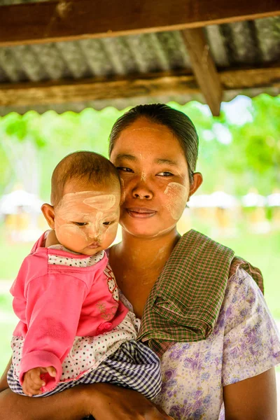 Monywa, Myanmar - 27 Ağustos 2016: Çocuğuyla birlikte kimliği belirsiz Birmanyalı anne. Myanma halkının yüzde 68'i Bamar etnik grubuna mensandı