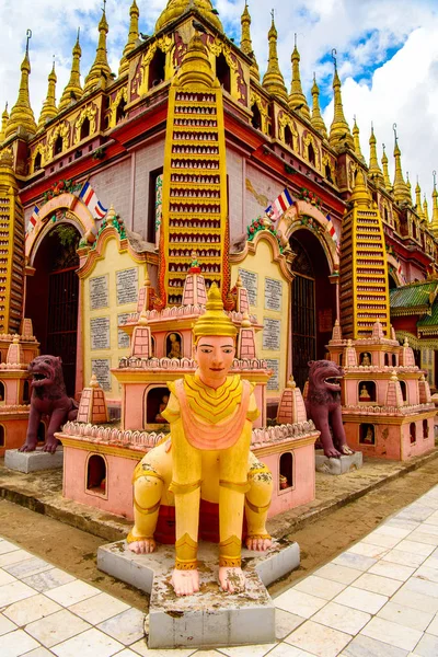 Monywa, Myanmar - 27 Ağustos 2016: Thambuddhe Pagoda Kompleksi (Sambuddhe), Sagaing Bölgesi'nin Monywa ünlü pagodalarından biri.