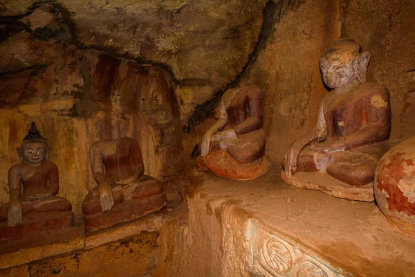 Yinmabin, Myanmar - 28 Ağustos 2016: Phowintaung'daki Buda heykelleri, Budist mağara kompleksi, Yinmabin İlçesi, Monywa Bölgesi, Sagaing Bölgesi, Myanmar