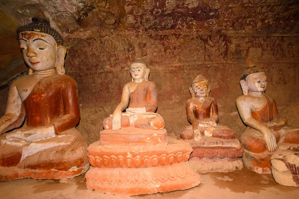Yinmabin, Myanmar - 28 Ağustos 2016: Phowintaung'daki Buda heykelleri, Budist mağara kompleksi, Yinmabin İlçesi, Monywa Bölgesi, Sagaing Bölgesi, Myanmar