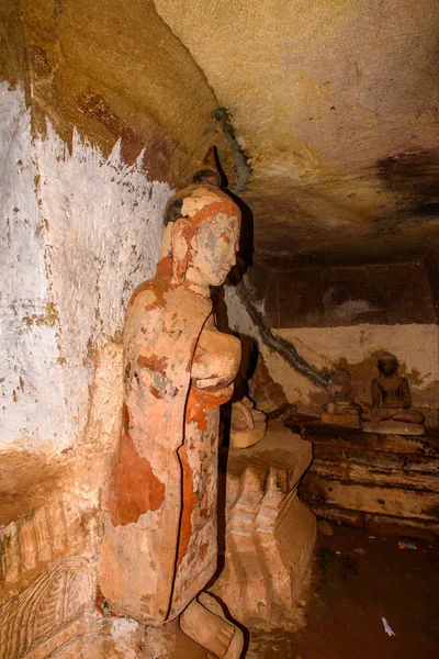 Yinmabin, Myanmar - 28 Ağustos 2016: Phowintaung'daki Buda heykelleri, Budist mağara kompleksi, Yinmabin İlçesi, Monywa Bölgesi, Sagaing Bölgesi, Myanmar