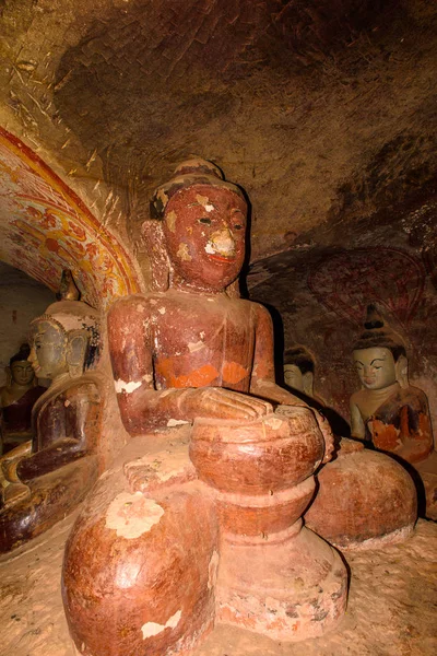 Yinmabin, Myanmar - 28 Ağustos 2016: Phowintaung'daki Buda heykelleri, Budist mağara kompleksi, Yinmabin İlçesi, Monywa Bölgesi, Sagaing Bölgesi, Myanmar