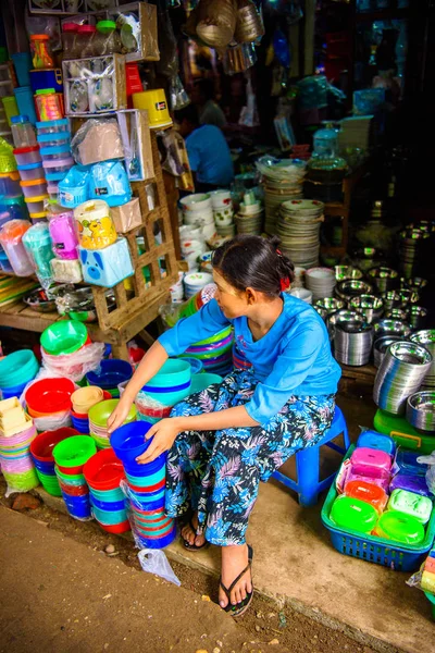 Bagan, Myanmar - 27 Ağustos 2016: Tanımlanamayan Birmanyalı kadın pazarda çalışıyor. Myanma halkının yüzde 68'i Bamar etnik grubuna mensandı