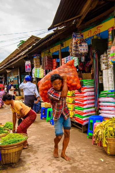 Bagan, Myanmar - 27 Ağustos 2016: Bagan'da Geleneksel Pazar Yeri.