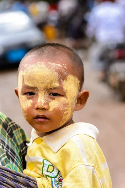 Bagan, Myanmar - 29 Ağustos 2016: Sarı boyalı yanak ile tanımlanamayan Birmanya çocuk. Myanma halkının yüzde 68'i Bamar etnik grubuna mensandı