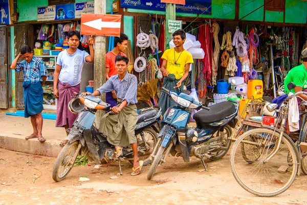 Bagan, Myanmar - 27 Ağustos 2016: Bagan'da Geleneksel Pazar Yeri.