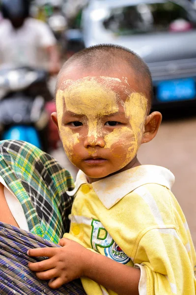 Bagan, Myanmar - 29 Ağustos 2016: Sarı boyalı yanak ile tanımlanamayan Birmanya çocuk. Myanma halkının yüzde 68'i Bamar etnik grubuna mensandı