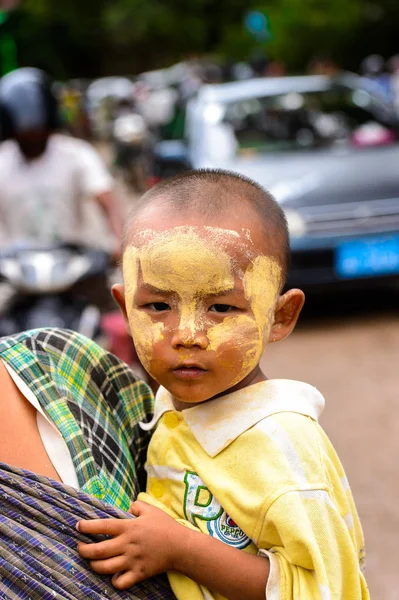 Bagan, Myanmar - 29 Ağustos 2016: Sarı boyalı yanak ile tanımlanamayan Birmanya çocuk. Myanma halkının yüzde 68'i Bamar etnik grubuna mensandı