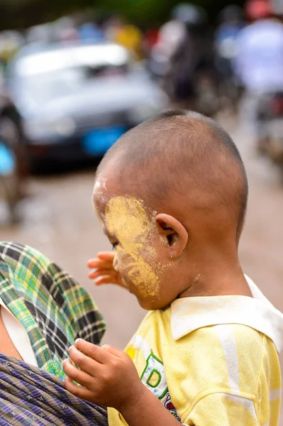 Bagan, Myanmar - 29 Ağustos 2016: Sarı boyalı yanak ile tanımlanamayan Birmanya çocuk. Myanma halkının yüzde 68'i Bamar etnik grubuna mensandı