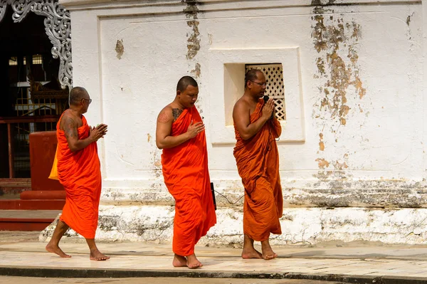 Bagan, Myanmar - 29 Ağustos 2016: Tanımlanamayan Birmanyalı Budist rahipler tapınakta yürüyor. Myanma halkının yüzde 68'i Bamar etnik grubuna mensandı