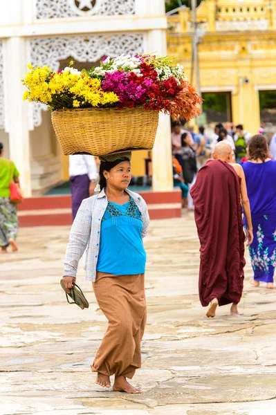 Bagan Myanmar Ago 2016 Mujer Birmana Identificada Lleva Una Cesta — Foto de Stock