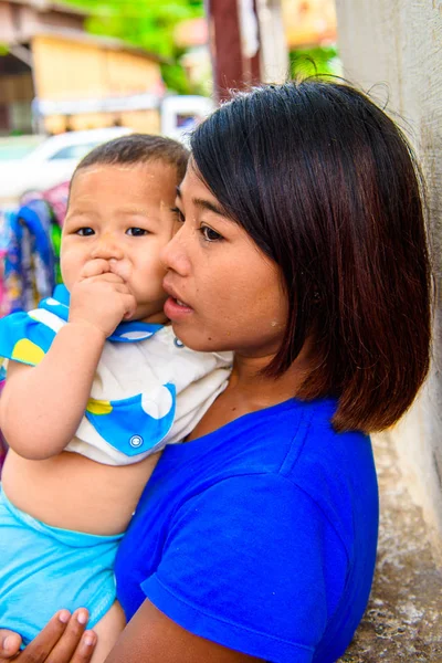 Bagan, Myanmar - 29 Ağustos 2016: Küçük bebeği olan yerel Birmanyalı kadın.