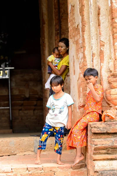 バガン ミャンマー 2016年8月29日 正体不明のビルマの子供たちが屋外で遊ぶ ミアンマ人の68 はバマール民族グループに属している — ストック写真
