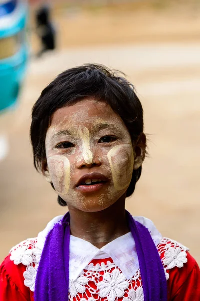 Bagan, Myanmar - 29 Ağustos 2016: Sarı boyalı yanakları ile tanımlanamayan Birmanya lı kadın. Myanma halkının yüzde 68'i Bamar etnik grubuna mensandı