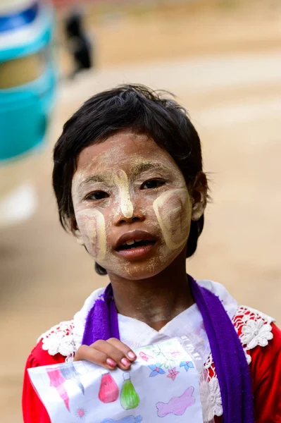 Bagan, Myanmar - 29 Ağustos 2016: Sarı boyalı yanakları ile tanımlanamayan Birmanya lı kadın. Myanma halkının yüzde 68'i Bamar etnik grubuna mensandı