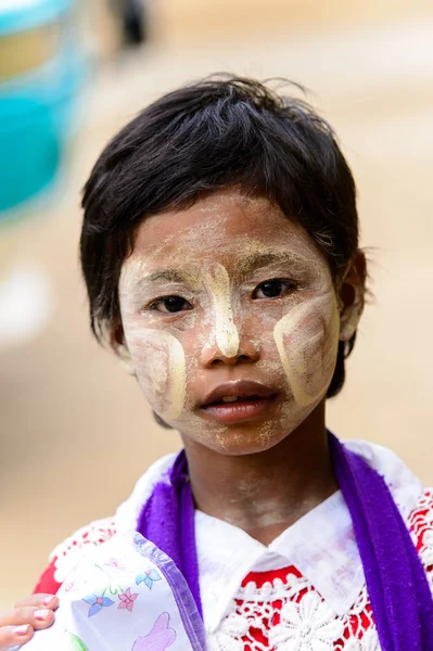Bagan, Myanmar - 29 Ağustos 2016: Sarı boyalı yanakları ile tanımlanamayan Birmanya lı kadın. Myanma halkının yüzde 68'i Bamar etnik grubuna mensandı