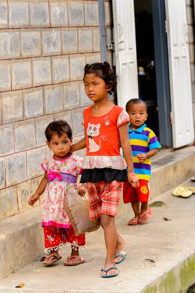 Nyaungshwe, Myanmar - 30 Ağustos 2016: Tanımlanamayan Birmanyalı çocuklar sokakta yürüyor. Myanma halkının yüzde 68'i Bamar etnik grubuna mensandı