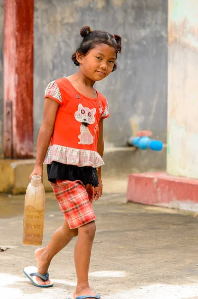 Nyaungshwe Myanmar Ago 2016 Una Niña Birmana Identificada Camina Por — Foto de Stock