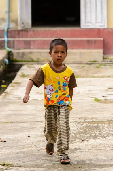 Nyaungshwe, Myanmar - 30 Ağustos 2016: Tanımlanamayan Birmanyalı küçük çocuk sokakta yürüyor. Myanma halkının yüzde 68'i Bamar etnik grubuna mensandı