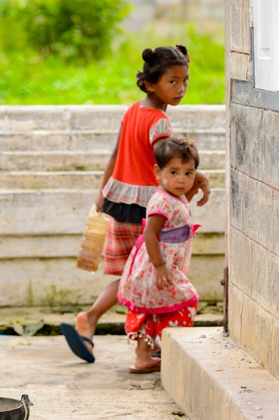 Nyaungshwe, Myanmar - 30 Ağustos 2016: Tanımlanamayan Birmanyalı küçük kızlar sokakta yürüyor. Myanma halkının yüzde 68'i Bamar etnik grubuna mensandı